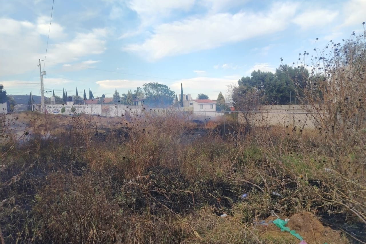 Policías municipales de Tlaxcala sofocan incendio cerca de una institución educativa